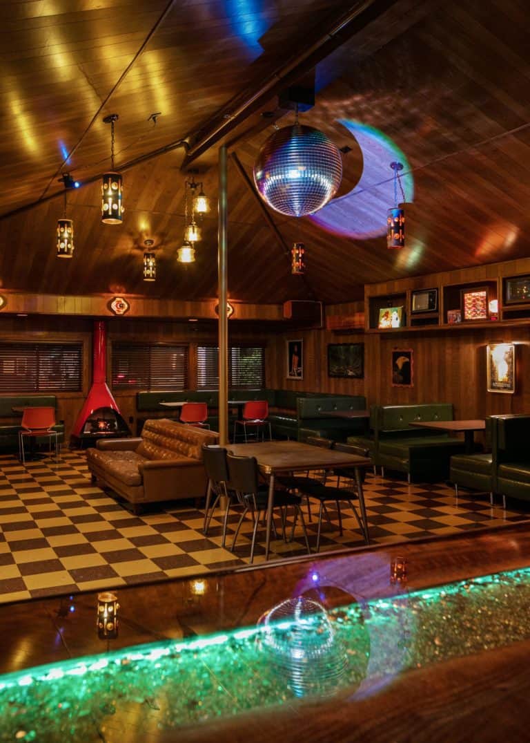 Bar The Dive Motel